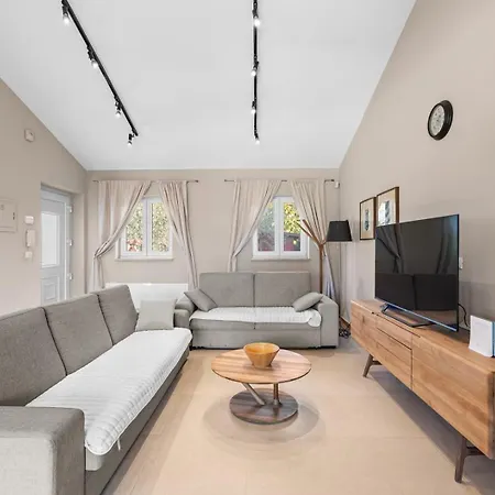 Dominika With Private Pool And Bbq Willa Babici