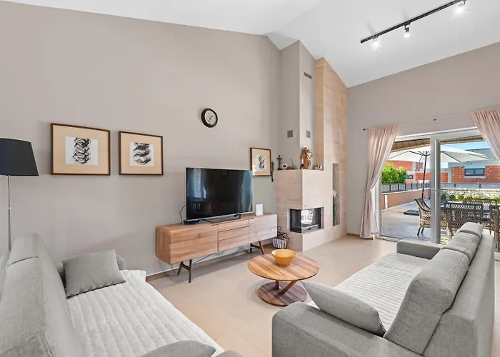 Vila Dominika With Private Pool And Bbq Kastelir